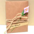 Vintage wenskaart van kraftpapier met handgemaakte roze calla lelie en Especially For You label - Roze Calla Lelie / Kleine Envelop (s335)