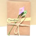 Handgemaakte kraftpapier kaart met paarse gedroogde bloem en rustieke touw decoratie. - Paarse Calla Lelie / Kleine Envelop (s335)