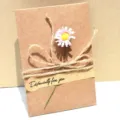Handgemaakte vintage kraft wenskaart met roze gedroogde madeliefje en touw versiering - Roze Madeliefje / Kleine Envelop (s335)