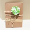 Vintage kraftpapier wenskaart met groene handgemaakte bloem en Especially for you label - Groene Anjer / Kleine Envelop (s335)
