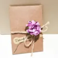 Handgemaakte wenskaart van vintage kraftpapier met kleine paarse bloem en rustiek touw - Paarse Anjer / Kleine Envelop (s335)