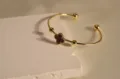 Elegantes goldenes Armband aus Edelstahl mit einem schicken roten vierblättrigen Kleeblatt. - Dunkelrot