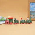 Primer plano de tren de Navidad de madera de cuatro vagones con figuras para decoración - Pequeño Tren Verde (4 Secciones) / Verde