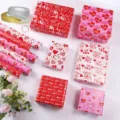 Detailansicht von Valentinstag Geschenkpapier mit Herz- und Liebesdrucken - 6 Stile Papier + 2 Bänder + 1 Doppelseitiges Klebeband