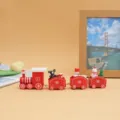 Detalle de un tren de juguete navideño de madera roja con muñecos de nieve - Pequeño Tren Rojo de Techo Plano (4 Secciones) / Rojo