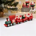 Vista detallada de un tren navideño de madera festivo con figuras y personajes - Pequeño Tren Rojo de Cúpula (4 Secciones) / Rojo