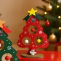 Primer plano de adorno de árbol de Navidad de madera con bolas de colores y muñeco de nieve - Adorno Colgante Rojo / Rojo