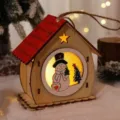 Vista detallada de un adorno de casa de Navidad de madera iluminado con muñeco de nieve - Cabaña de madera de muñeco de nieve / Color madera natural