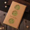 Tarjeta de papel kraft con flores cortadas con láser y mensaje 'Just For You' grabado - Bola de Flores Verde (S316)