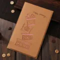Tarjeta de cumpleaños rústica de papel kraft con diseño de caja de regalo calada rosa - Regalo Rosa (S316)