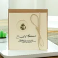 Tarjeta de felicitación vintage de papel kraft con ancla de metal y lazo de yute - Estilo de Ancla / Con sobre