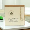 Tarjeta de felicitación vintage crema con dije de corona de metal y cordel rústico - Estilo Corona / Con sobre