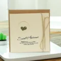 Tarjeta de felicitación vintage DIY con amuleto de corazón de bronce y cuerda rústica - Estilo Corazón / Con sobre
