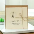 Tarjeta de felicitación vintage con dije de la Torre Eiffel en bronce y cordel - Estilo Torre Eiffel / Con sobre