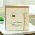 Tarjeta de felicitación retro con amuleto de cámara de metal y cordel para Navidad - Estilo Cámara / Con sobre