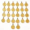 Edelstahl Buchstaben Anhänger in Gold mit A-Z Alphabet Charms und gemustertem Münzdesign. - Buchstabe A Halskette
