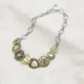 Detailopname van vintage koperen knoopbedels aan een punk titanium stalen ketting - Retro Knoop Hart Stijl (AZ-0295)