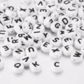 Witte ronde acryl kralen met zwarte letters voor het maken van DIY sieraden armbanden - 100 Stuks/Pak / Wit met zwarte letters