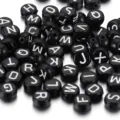 Zwarte acryl alfabet kralen met witte letters voor het maken van DIY sieraden - 100 Stuks/Pak / Zwart met witte letters