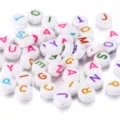Witte ronde acryl alfabet kralen met kleurrijke letters voor DIY sieraden maken - 100 Stuks/Pak / Wit met gekleurde letters