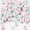 Parelmoer iriserende witte acryl alfabet kralen voor DIY sieraden en armbanden - 100 Stuks/Pak / Iriserende letters