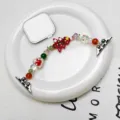 Detaillierte Makroansicht eines weihnachtlichen Perlenarmbands für Apple Watch - 38/40/41/42mm / Roter Weihnachtsbaum
