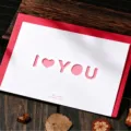 Κόκκινος φάκελος και λευκή κάρτα με I Heart You για την Ημέρα του Αγίου Βαλεντίνου - Σχέδιο Καρδιά I Love You