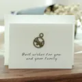 Tarjeta de felicitación blanca minimalista con dije de perro de bronce y sobre a juego - Estilo Cachorro (305#)