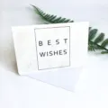 Tarjeta de felicitación con textura de mármol, texto Best Wishes y sobre - Estilo BEST WISHES
