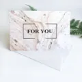 Elegante tarjeta de felicitación con textura de mármol y sobre con texto 'FOR YOU' - Estilo FOR YOU