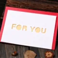 Κομψή λευκή ευχετήρια κάρτα με σχέδιο 'For You' και κόκκινο φάκελο για δώρα - Σχέδιο Γράμματα For You
