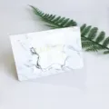Tarjeta de agradecimiento de mármol con letras doradas y sobre blanco a juego - Estilo THANK YOU