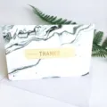 Tarjeta de agradecimiento mármol 'THANKS' con sobre blanco para regalo especial - Estilo THANKS