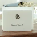Tarjeta de felicitación vintage con amuleto de trébol de bronce y estampado Good Luck con sobre - Estilo Trébol (305#)