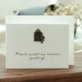 Elegante tarjeta de felicitación blanca vintage con dije de ángel en bronce y sobre a juego - Estilo Ángel (305#)