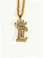 Detaillierte Nahaufnahme der goldenen Kronen-Buchstabe-E-Halskette mit funkelnden Zirkonia. - Buchstabe E