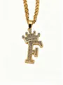 Detailaufnahme einer goldenen Kronen-Buchstabe-F-Halskette mit funkelnden Zirkoniasteinen. - Buchstabe F