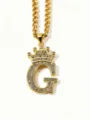 Nahaufnahme Detail der goldenen Kronen-Buchstabe G Anhänger Halskette mit glitzernden Zirkonias. - Buchstabe G