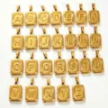 Goldfarbener Edelstahl Initialen Buchstaben Anhänger Detailansicht, quadratisches Set. - A+ Box-Ketten