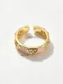 Goldener offener Ring mit rosa Emaillierung und funkelnden Herz Zirkon Steinen Detail - Rosa