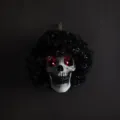 Λεπτομέρεια του κρανίου Halloween με μαύρη περούκα άφρο και κόκκινα μάτια LED που λάμπουν - Φωτιζόμενο Κρανίο με Περούκα