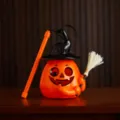 Detailansicht einer festlichen Halloween-Kürbislampe mit einem schwarzen Hexenhut - Schwarz Typ A (6041855408022) / Orange
