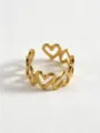 Detailaufnahme des goldenen Edelstahl Rings mit hohlem Herz Design und feinen Details. - Hohlherzring