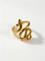 Detailansicht eines goldenen Schlangenrings, modernes geometrisches geschwungenes Schmuckdesign. - Gewundener Schlangenring
