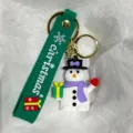 Detaillierte Nahaufnahme eines festlichen Weihnachts-Schneemann-Schlüsselanhängers mit Silikonband - Schneemann mit violettem Schal (31)