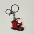Detailansicht des Weihnachtsmanns im roten Schlitten Schlüsselanhänger mit Silberring. - Weihnachtsmann Schlitten Geschenk Stil / Rot