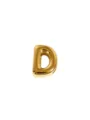 Detailweergave van gouden bolle letter D bedel, gladde metalen afwerking voor sieraden. - Letter D