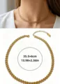 Vue de détail en gros plan du collier ras de cou texturé en acier inoxydable doré. - Chaînes à empreintes de pieds