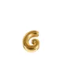 Gouden bolletter G hanger detail close-up, glanzend DIY sieraden accessoire component. - Letter G