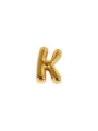 Gedetailleerd aanzicht van gouden opgeblazen letter K bedel, prachtig DIY sieraden accessoire. - Letter K